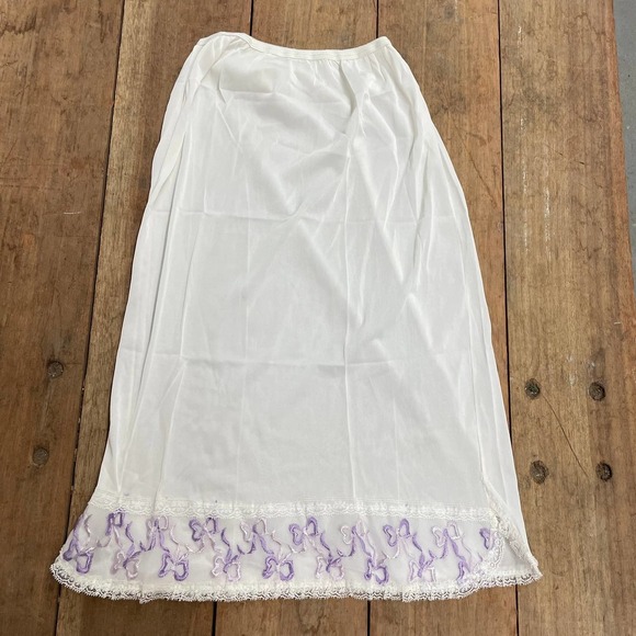 Vintage ladies long half slip with purple bow embroidered detail - Picture 7 of 8